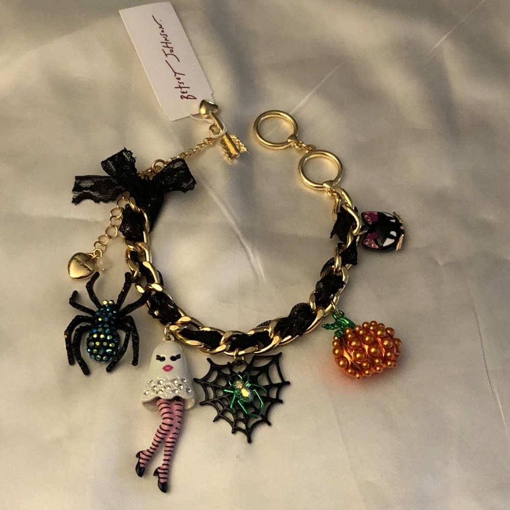 Betsey Johnson Gold Tone Ghost Girl, Spider, Cat & Pumpkin Charm Bracelet NWT